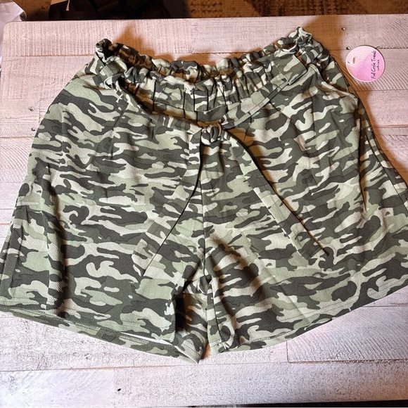 Full Circle Trends Green Camo Pull On Shorts Womens Size 2X New - Picture 2 of 16